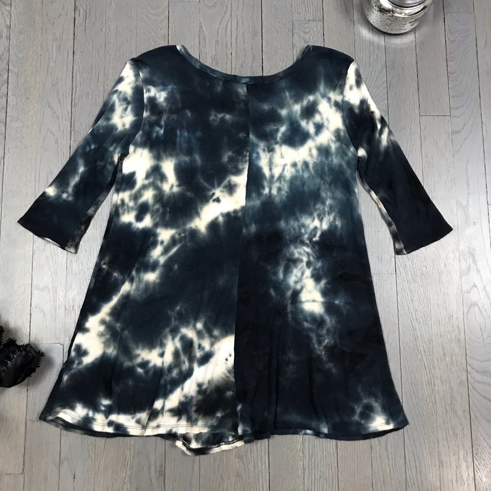 Aiden Y Tie Dye 3/4 Sleeve Ribbed Loose Swing Top - Picture 6 of 7
